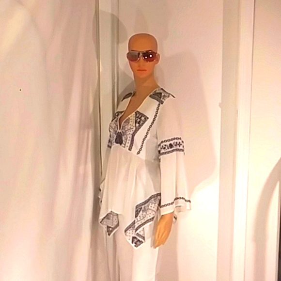 🔥 NWT BCBG white Navy Blue & Tan V-Neck Batwing Horizontal Top. - Picture 7 of 10